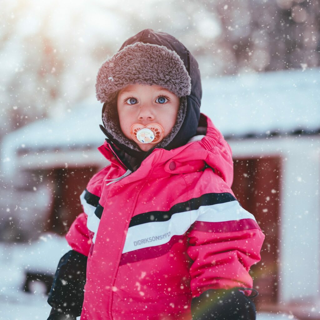 Un enfant avec sa tétine