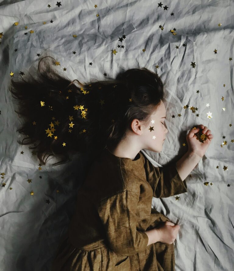 une enfant dort