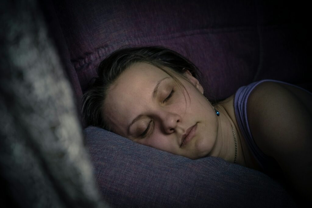 une femme dort sur le ventre, elle risque d'avoir mal aux lombaires, aux cervicales et à la mâchoire