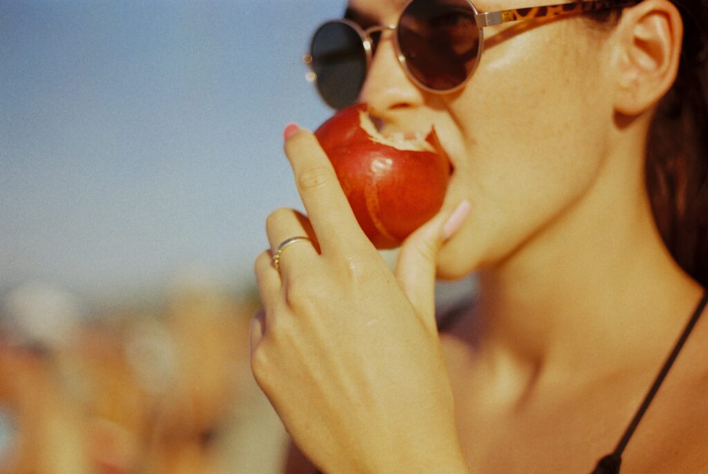 Pas toujours simple de croquer dans une pomme quand on a mal à la mâchoire
