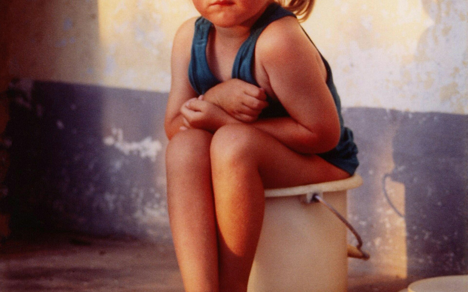 une petite fille sur le pot