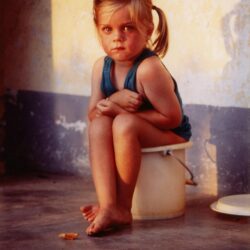 une petite fille sur le pot