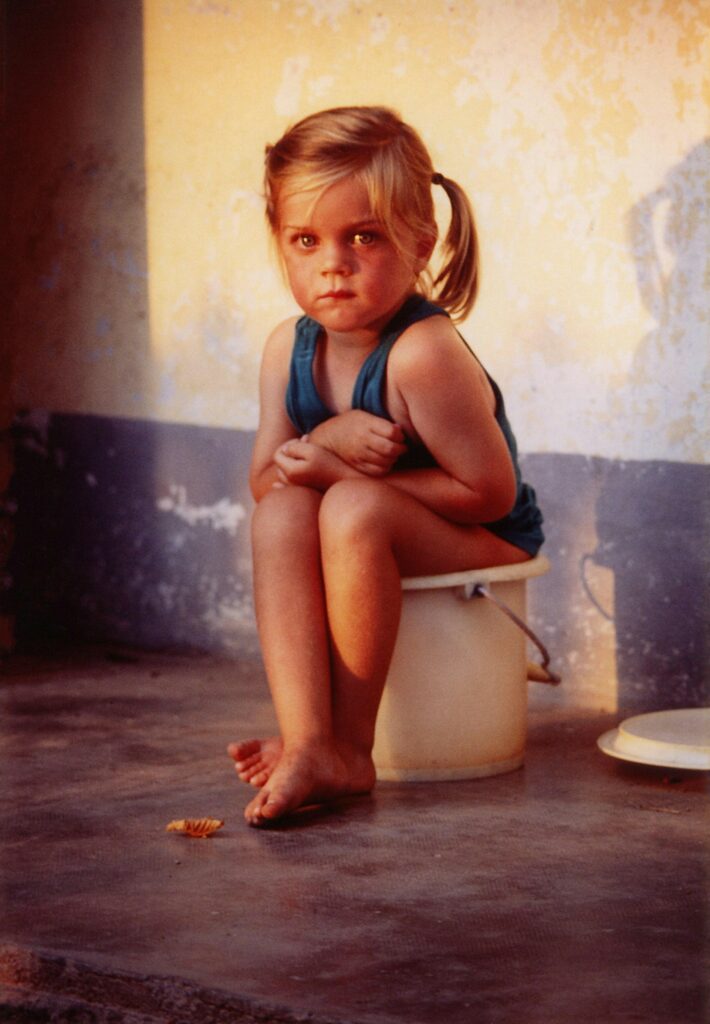 une petite fille sur le pot