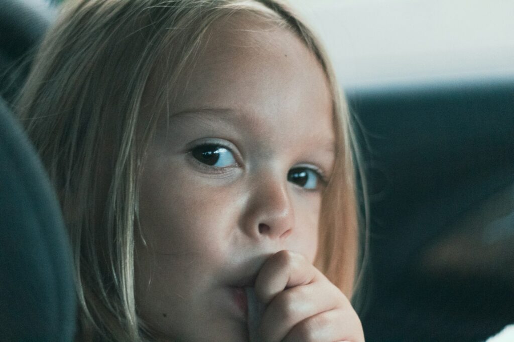 Une enfant suce son pouce