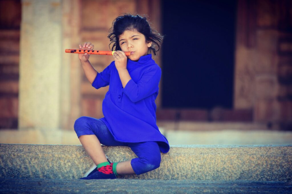 un enfant joue du pipeau