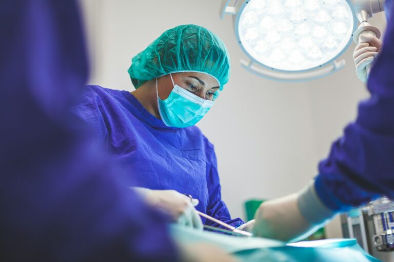 Une chirurgie en cours